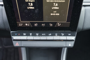 Mitsubishi Grandis, Aufnahme Innenraum, Mittelkonsole mit Display und Funktionstasten