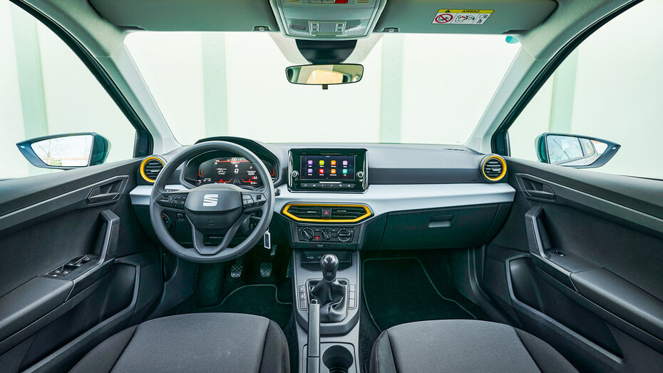Seat Arona: Panorama-Ansicht des gesamten Cockpits aus der zweiten Reihe 