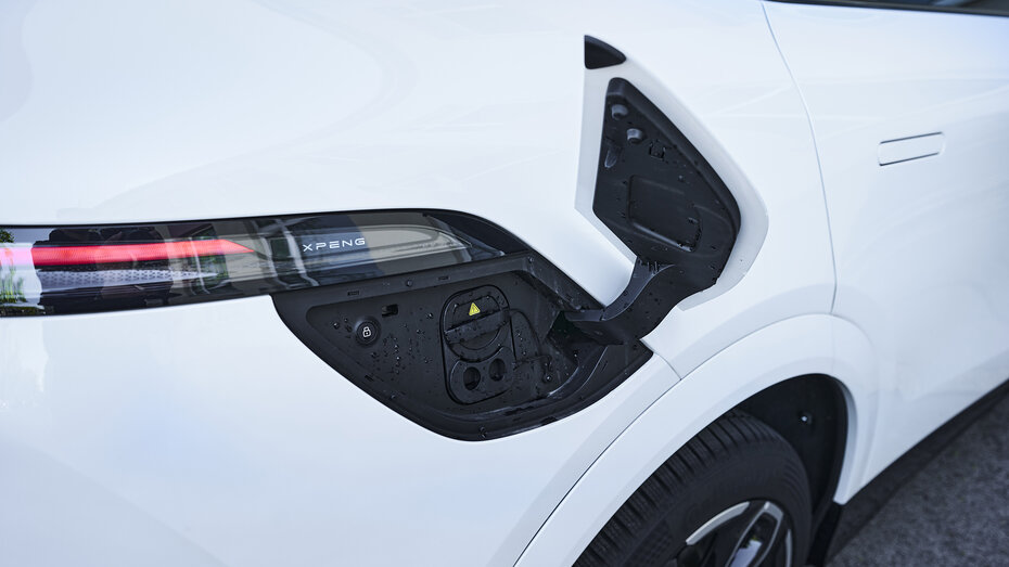 Geöffnete Ladeklappe eines weißen Xpeng G6.