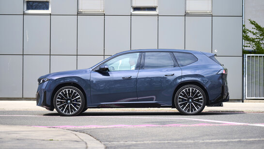 BMW iX3 50 xDrive blau