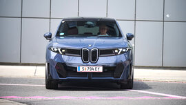 BMW iX3 50 xDrive blau