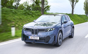 BMW iX3 50 xDrive blau