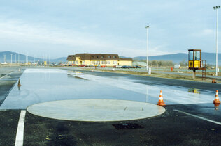 Eine Straße mit einer kreisrunden Platte. Das war zu Beginn die Schleuder-Hydraulikplatte am Fahrtechnikgelände in Teesdorf.