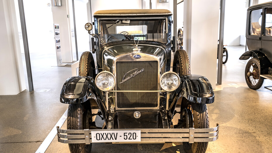 Zwei Markenembleme an einem Kühlergrill: Skoda und Laurin und Klement.