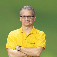 Ein Mann in einem gelben Poloshirt