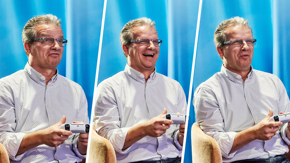 Redakteur Christian Stich spielt. Bild ist dreigeteilt, drei unterschiedliche Gesichtsausdrücke.