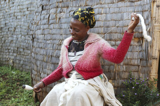 Eine Afrikanerin mit einer Spindel in Äthiopien.