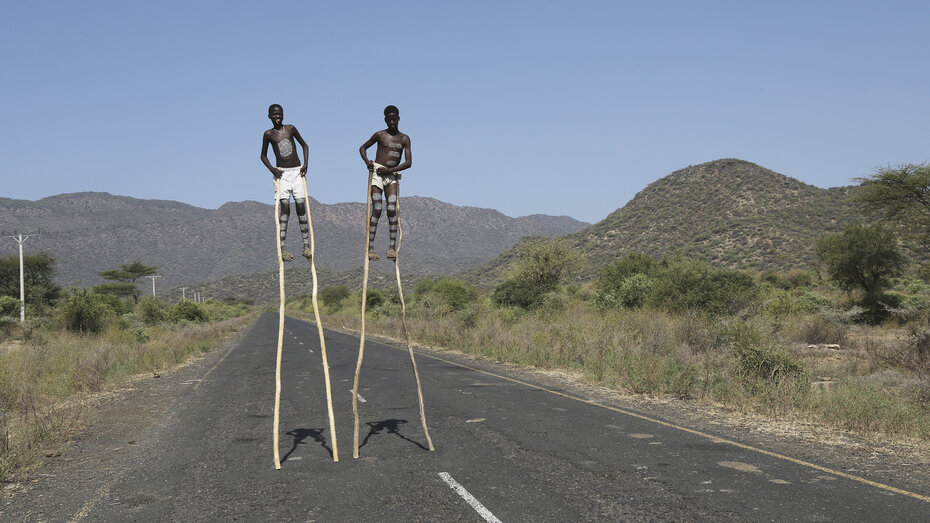 Afrikaner gehen auf Stelzen.