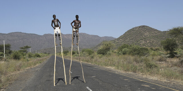 Afrikaner gehen auf Stelzen.