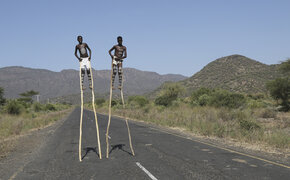 Afrikaner gehen auf Stelzen.