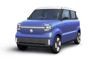 Ein blaues Kei-Car von Suzuki