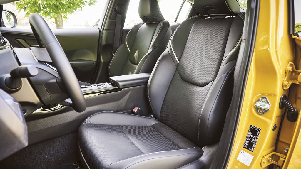 Die Vordersitze eines Toyota Prius.