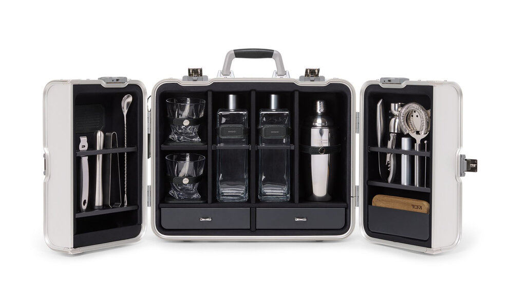 Produktbild aufgeklappte Reisebar im Aluminiumkoffer von Tumi.