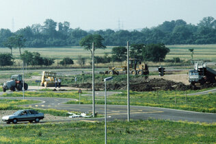 Bau des ÖAMTC Fahrtechnikgeländes Teesdorf 1987. Zu sehen Bagger, Straßen und ein Pkw.