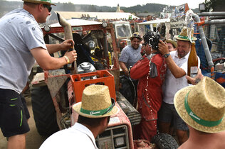 Traktor_Bierdusche_1_Freitag_CMS.jpg