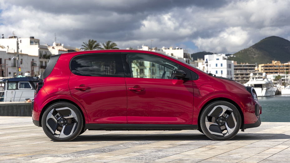 Ein roter Renault Twingo steht in einem Hafenareal.