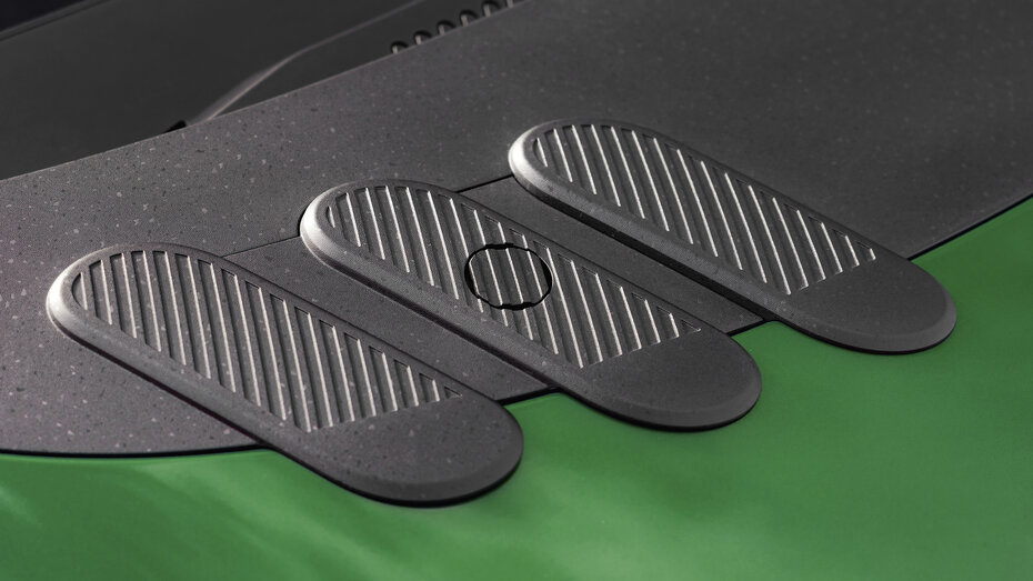 Detailaufnahme der Motorhaube eines grünen Renault Twingo.