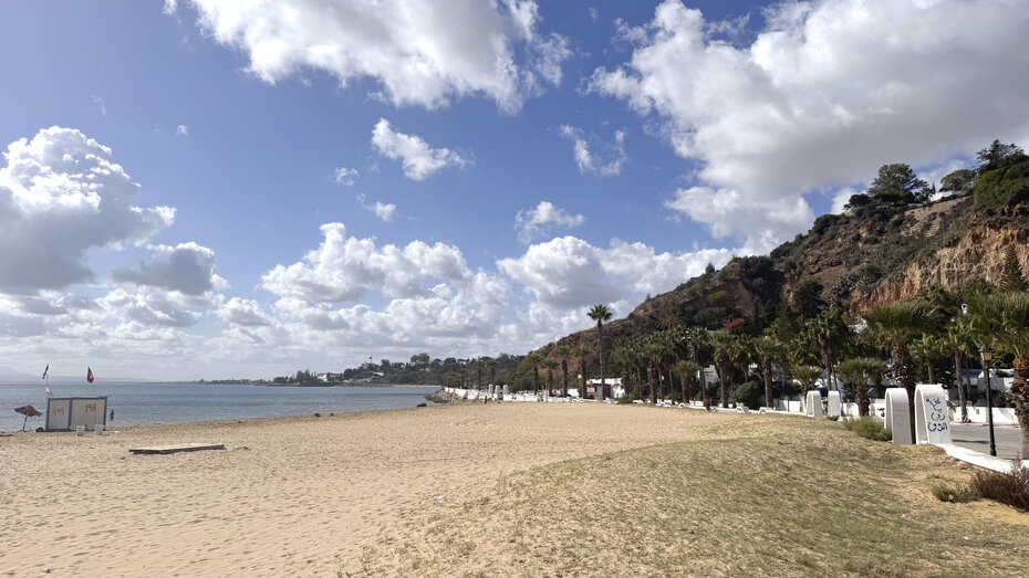 Ein einsamer Strand in Tunis.
