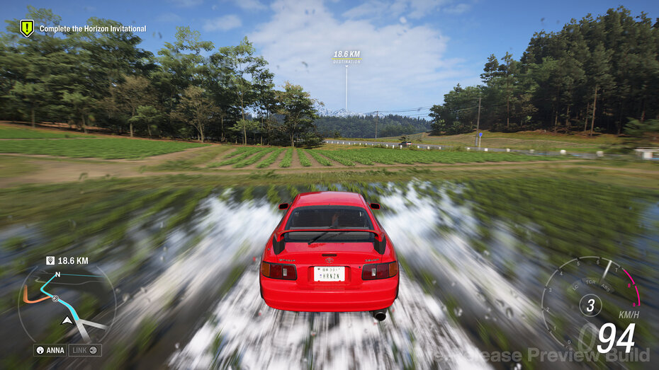 Screenshot aus Forza Horizon 6. Auto fährt durch Reisfelder.