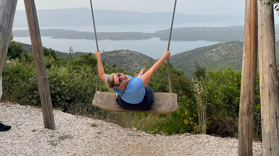 Redakteurin Michaela schauckelt mit Blick auf die Küste auf der Insel Hvar.