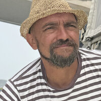 Ein Mann am Segelboot.