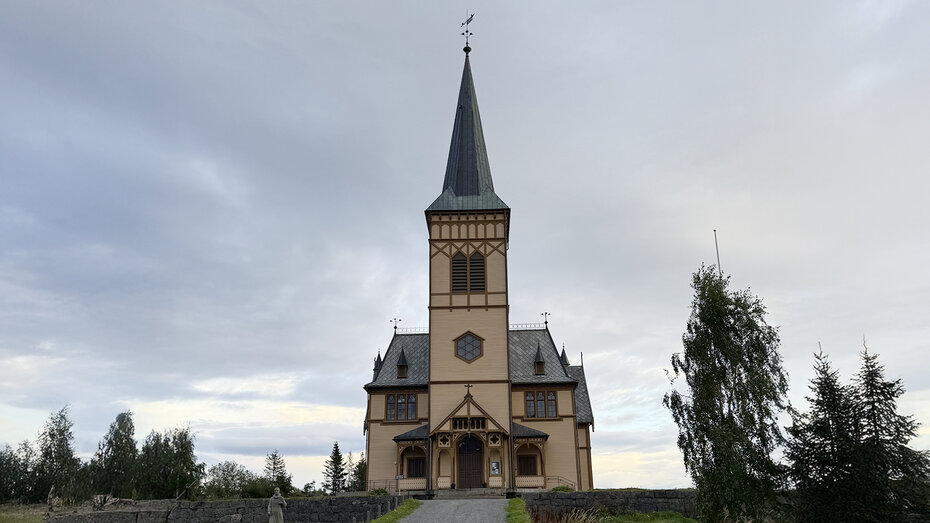 Eine Kirche aus Holz gebaut. 