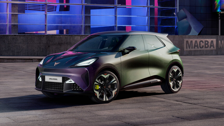 Das Konzeptauto Cupra Urban Rebel steht auf einem Platz.