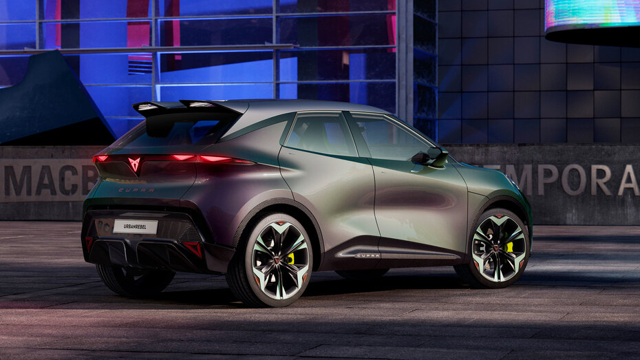 Das Konzeptauto Cupra Urban Rebel steht auf einem Platz.