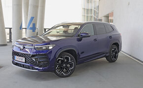 VW Tayron stehend von vorne schräg