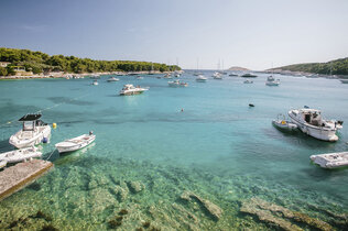 Türkisfarbiges Meer rund um die Insel Hvar