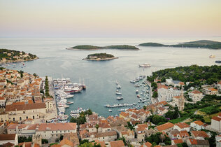 Blick auf das Meer und Häuser auf der Insel Hvar.