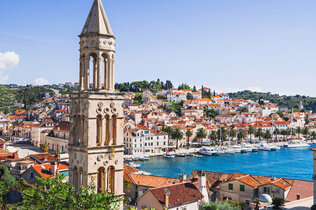 Kirche im Hafenort auf der Insel Hvar.