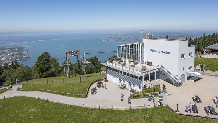 Luftaufnahme der Bergstation der Pfänderbahn in Vorarlberg.