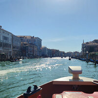 Blick auf den Canal Grande von einem Vaporetto aus.
