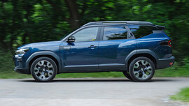 Fahrender Dacia Bigster von der Seite