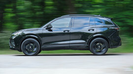 Fahrender VW Tiguan von der Seite