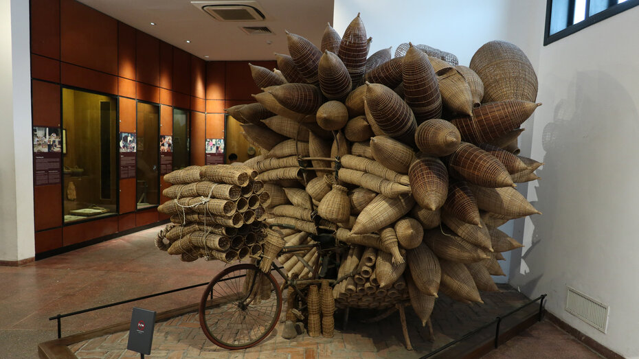 Exponat eines alten Fahrrads mit dutzenden Körben beladen