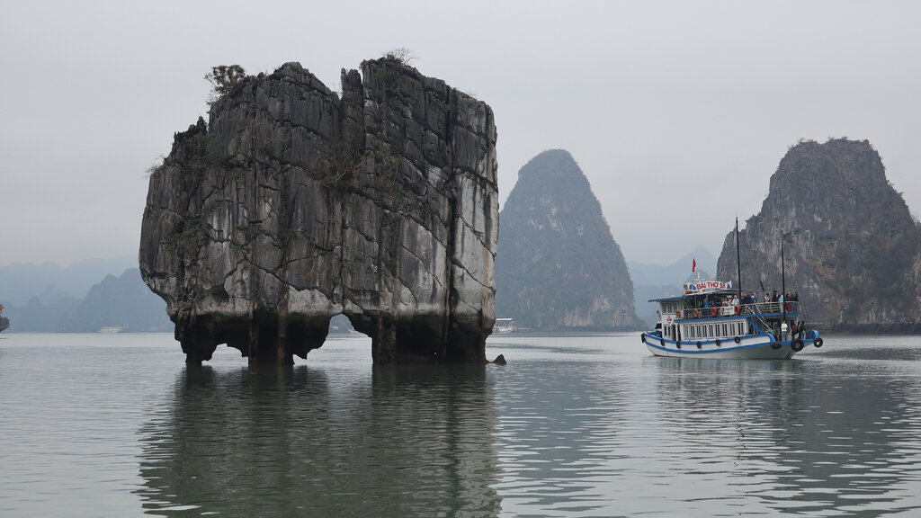 Eine Felsformation im Wasser in der Halong Bucht