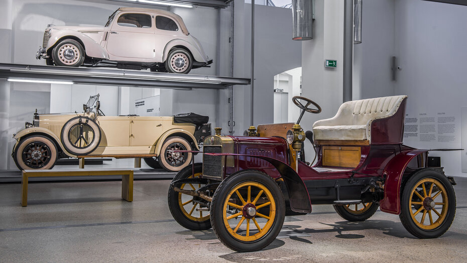 Das erste Auto des Unternehmens war 1905 die offene "Voiturette".