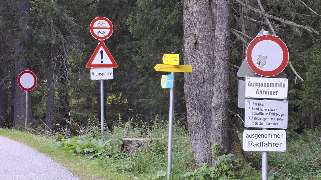 Ein Fahrverbotsschild mit Zusatztafel "Ausgenommen Radfahrer" und gleich dahinter ein Fahrverbot für Fahrräder und alleeinspurige Kraftfahrzeuge.