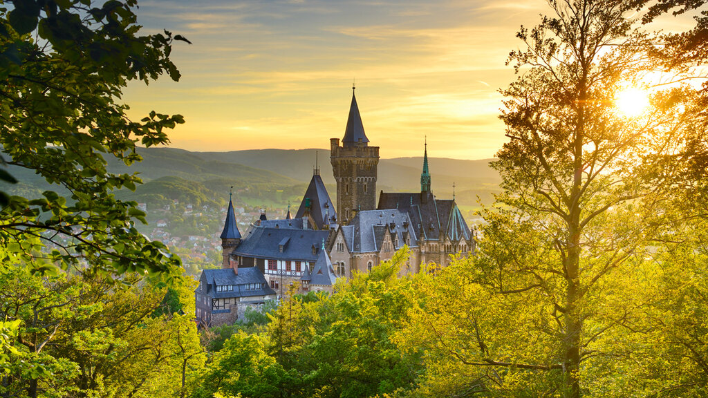 Wie ein Märchenschloss mit vielen Türmchen sieht das Schloss aus.