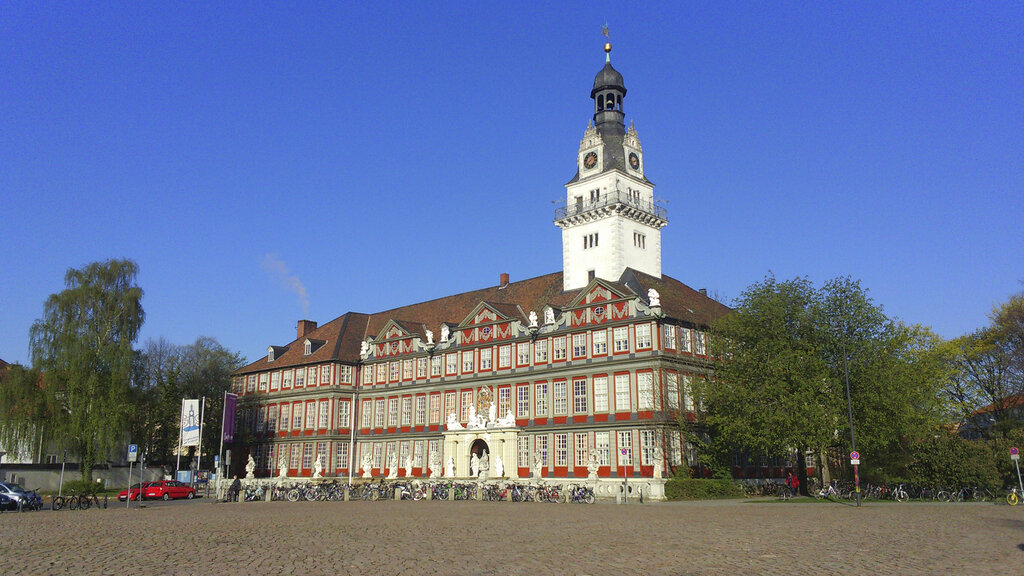 Die Rückseite des Barosckschloss mit dem großen weißen Turm.