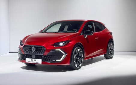 Ein roter Renault Clio in einem weißen Raum von schräg vorn