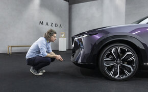 Redakteur und neuer Mazda CX-6e im Profil fotografiert