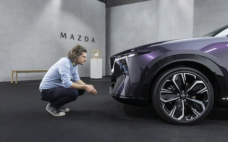 Redakteur und neuer Mazda CX-6e im Profil fotografiert