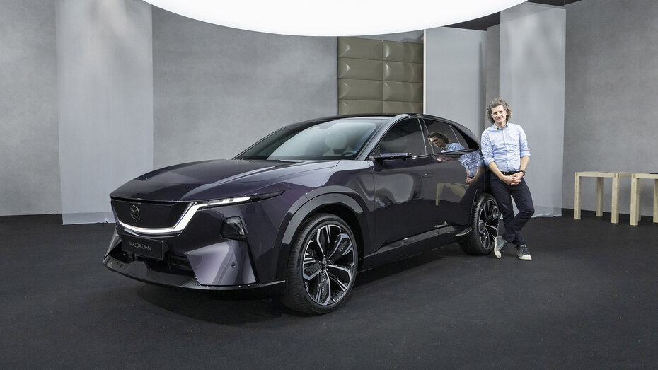 Neuer Mazda CX-6e im Studio von schräge vorne fotografiert