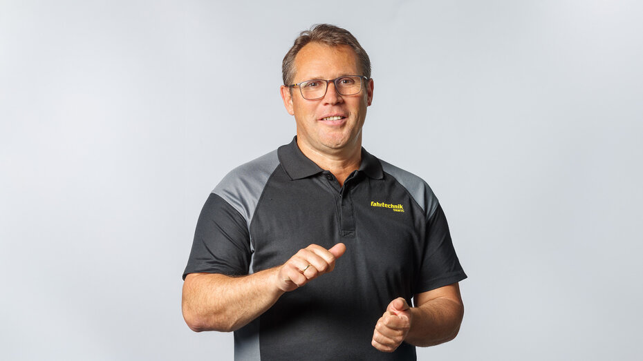 Ein Mann im ÖAMTC-Shirt vor einem neutralen Hintergrund