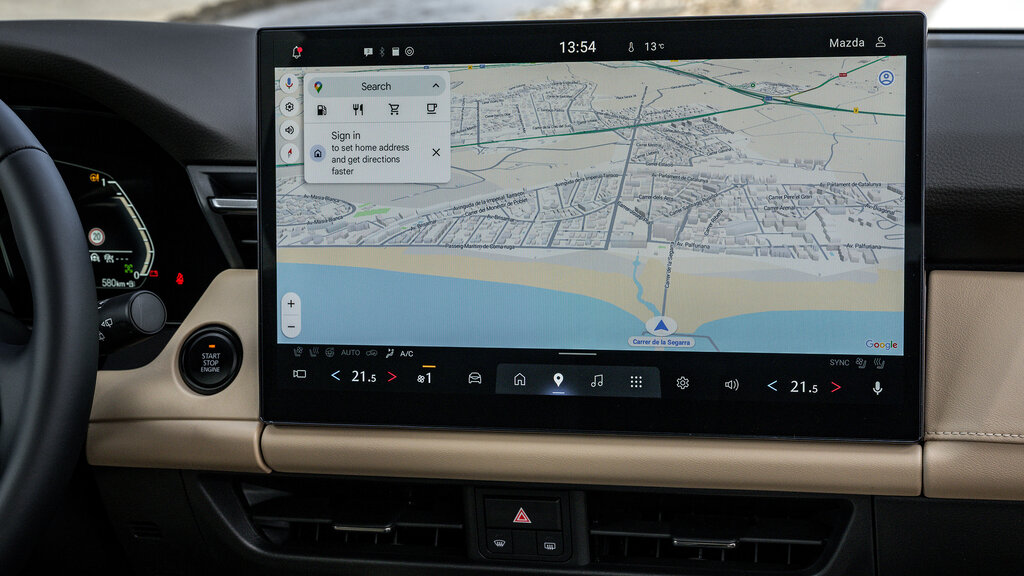 Der Bildschirm im Cockpit eines Mazda CX-5