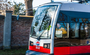 auto_touring_faehrt_strassenbahn_HH_DSC_4052_CMS.jpg Heinz Henninger