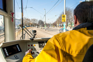 auto_touring_faehrt_strassenbahn_HH_DSC_4157_CMS.jpg